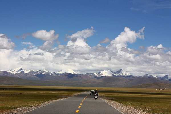 围绕可可西里的青藏公路