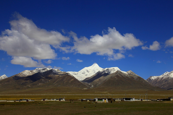 围绕可可西里的青藏公路
